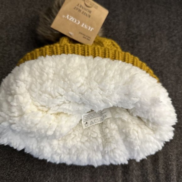 Women’s Mustard Colored Knit Hat with Faux Fur Pom Pom Inner Fleece Lining NWT - Picture 4 of 5